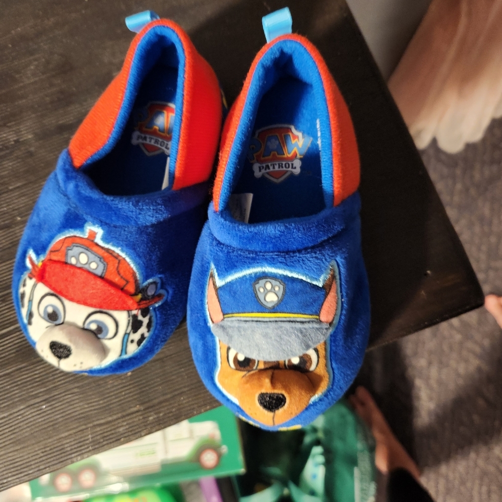 Matching paw patrol slippers twins size med 7-8 never worn, new without tags